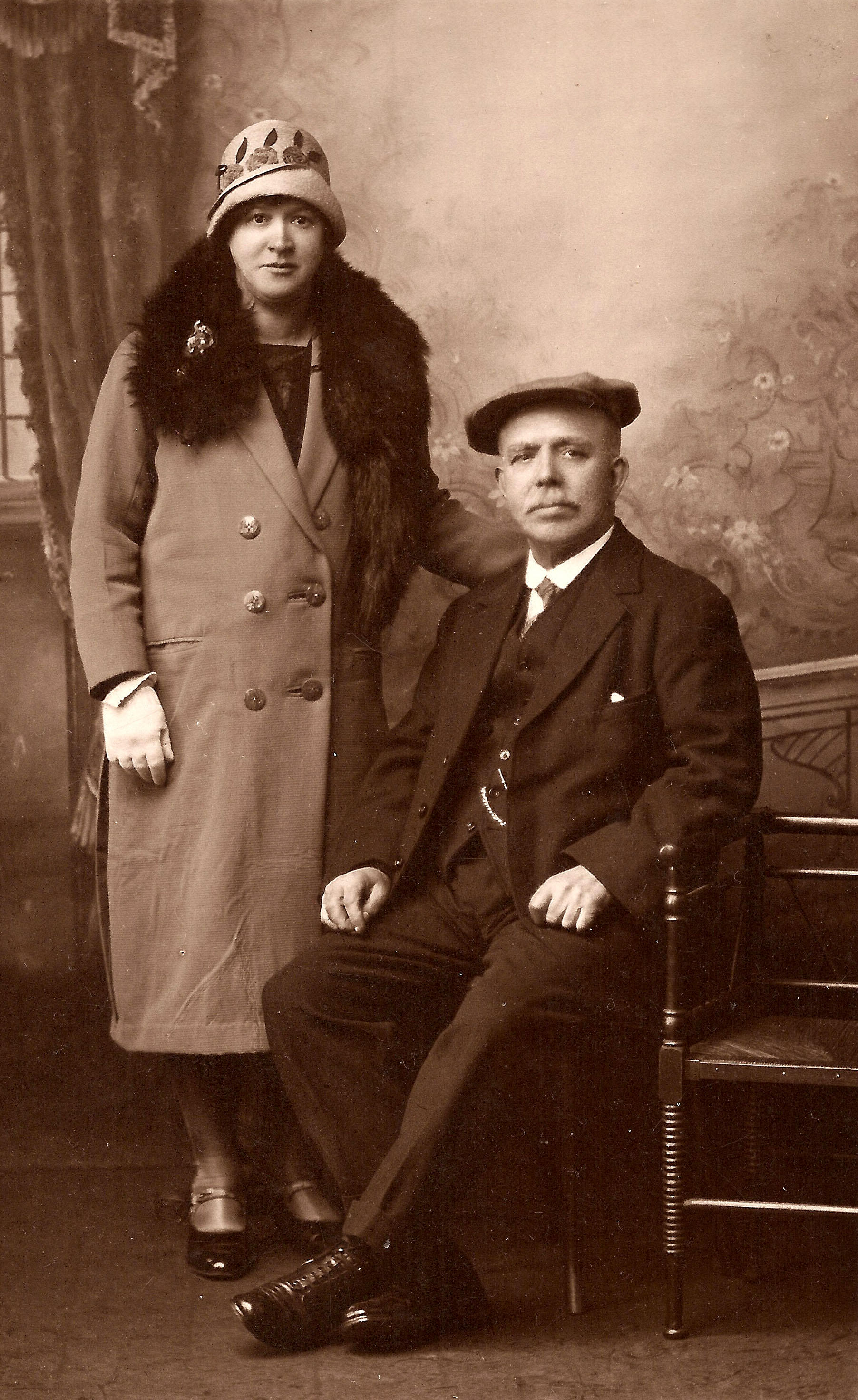 Photo of photos/John McLennan (b1856 LA) w daughter in Glasgow